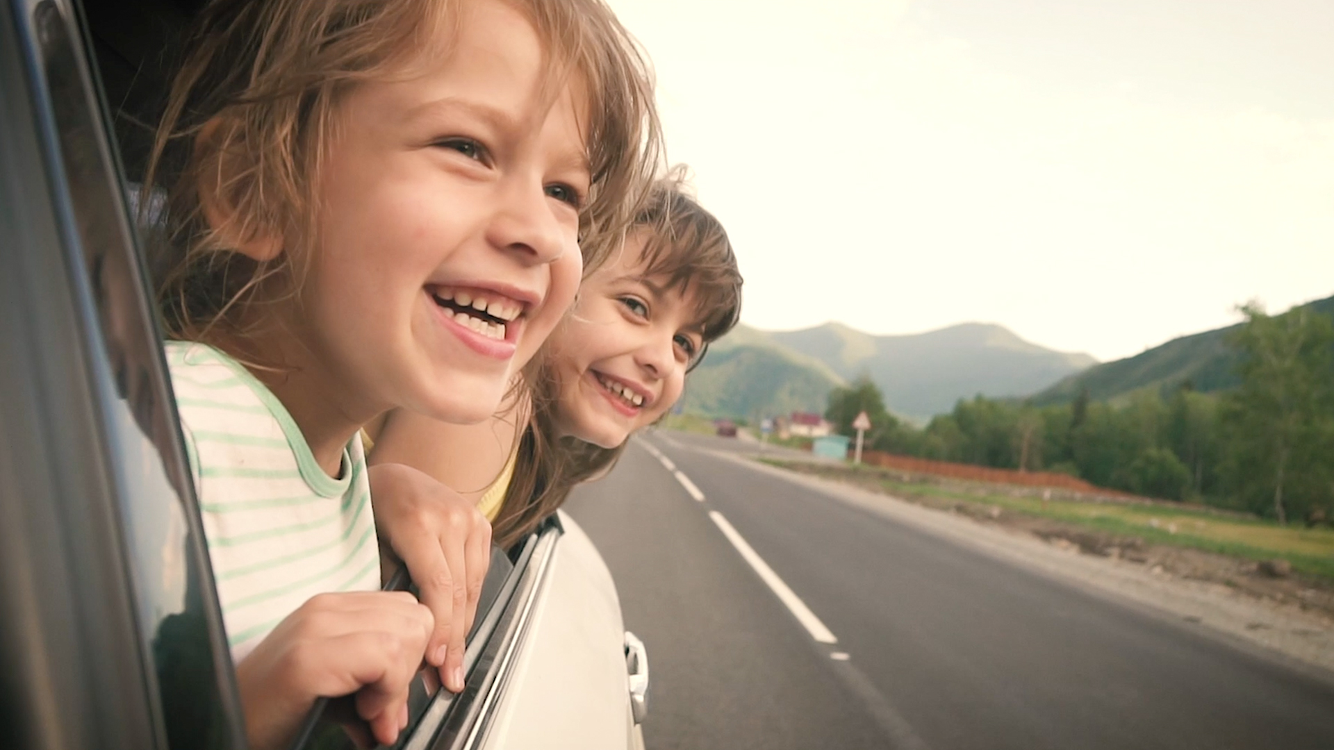 Don t lean the window. Lean out of the car window. Don't lean against the doors. Вежливый водитель. Don't lean out of the window.